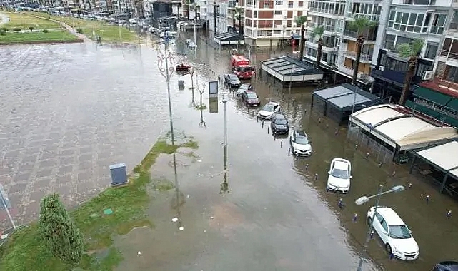 İzmir'de fırtına ve yağış sonrası bini aşkın ev ve iş yeri etkilendi