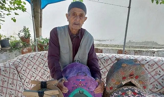 Manisa'da mesleğini hediyelik semer yaparak yaşatıyor