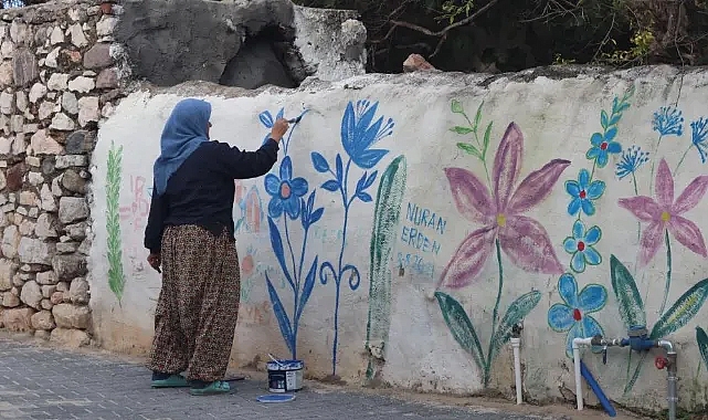 Nuran Teyze köyündeki bütün duvarları tablo yaptı
