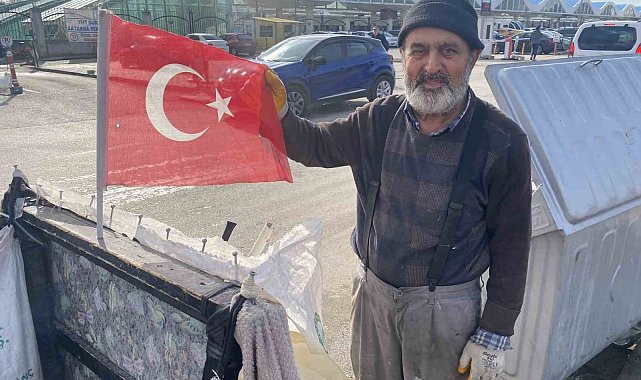 Çöpe atılan Türk bayraklarını toplayıp bisikletinde dalgalandırıyor