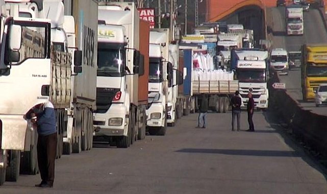 Hatay İskenderun'da uzun TIR kuyruğu oluştu