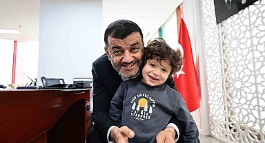 Minik Faruk'u makamında ağırlayan Başkan Çavuşoğlu kas hastalıklarına dikkat çekti