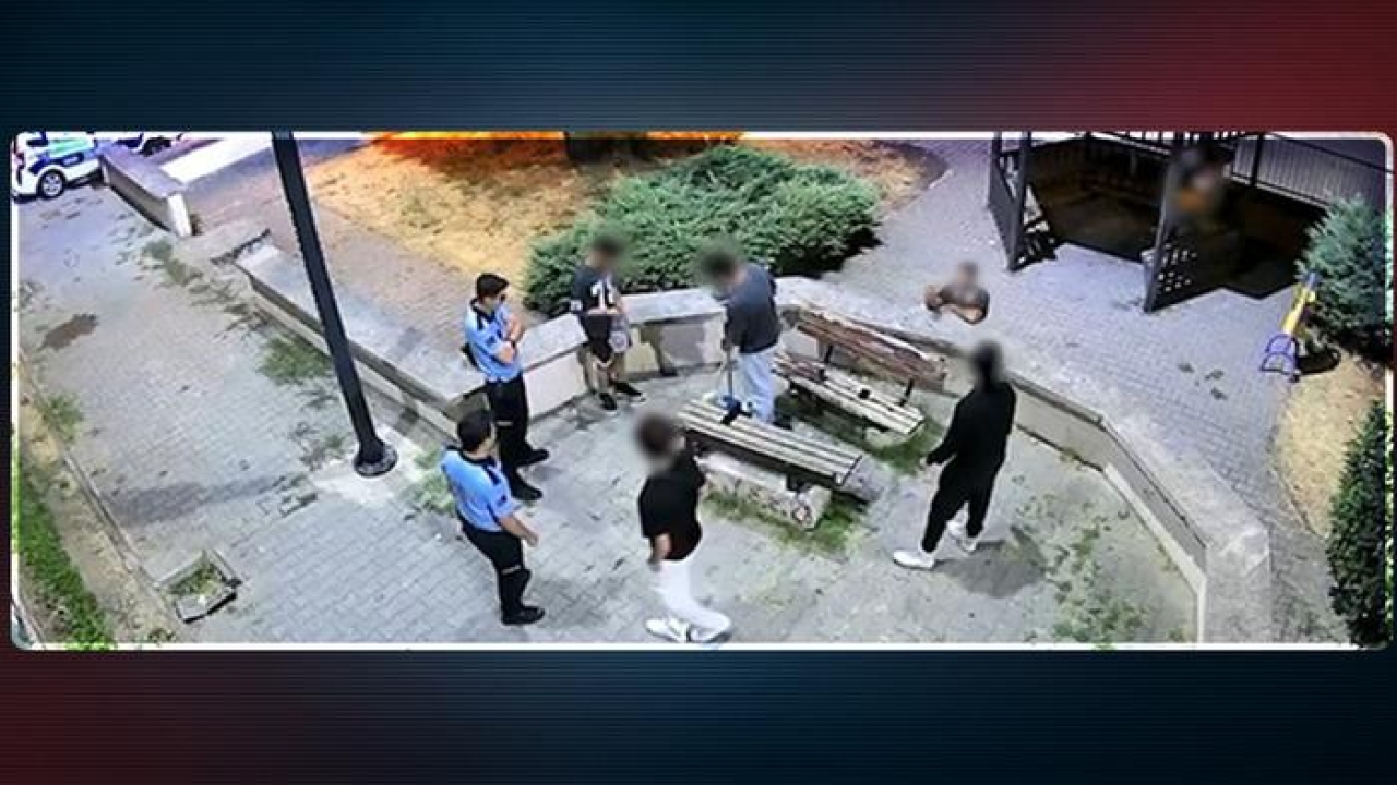 Zabıtalar yere attıklarını gördü, ellerine süpürge verip temizletti! Sosyal medyanın konuştuğu görüntü