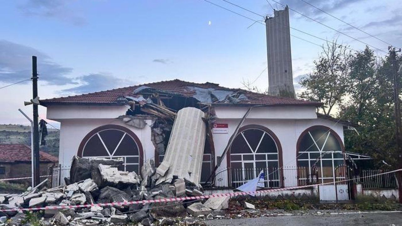 Ankara'da fırtına minareyi yıktı: Cemaat ölümden döndü