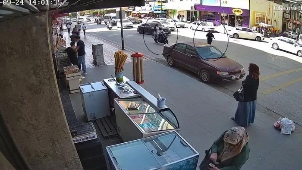 Otomobillerin yol verdiği kadına motosiklet çarptı