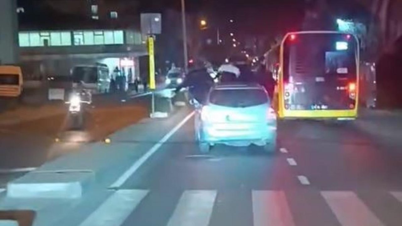 Arnavutköy’de araç üstünde tehlikeli yolculuk kamerada