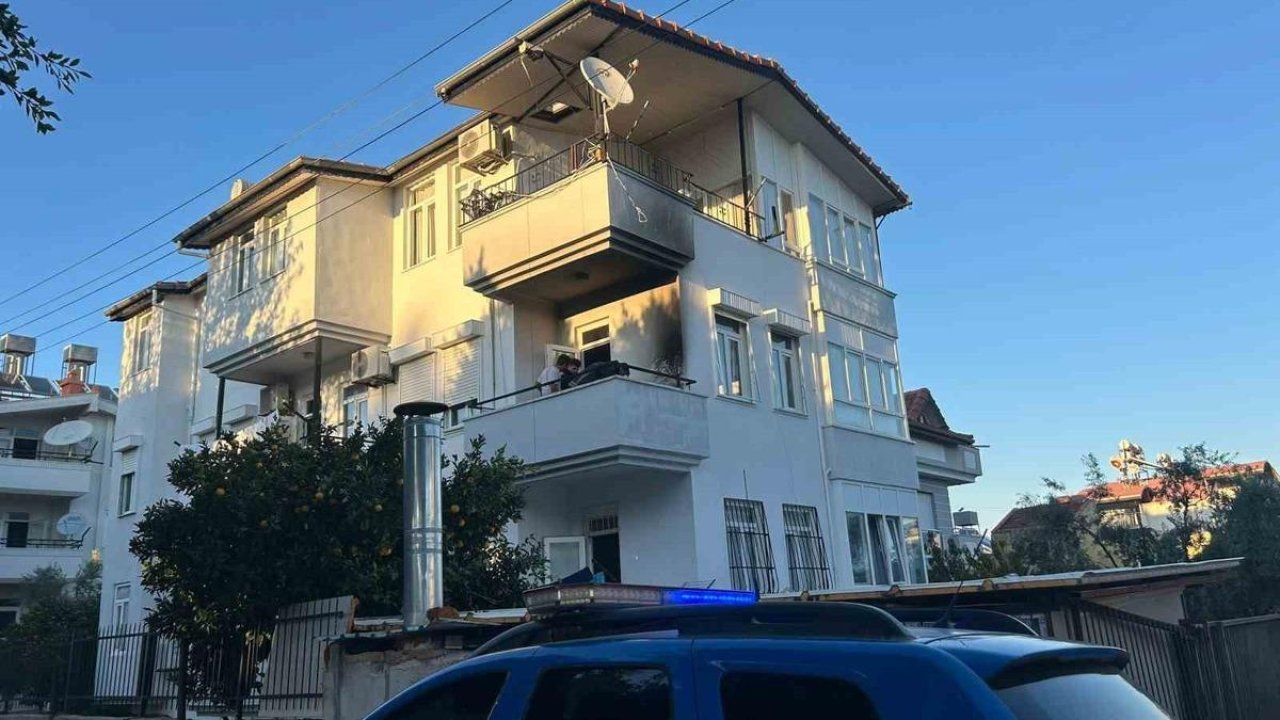 Balkonda söndürülmeden bırakılan mangal yangına sebep oldu