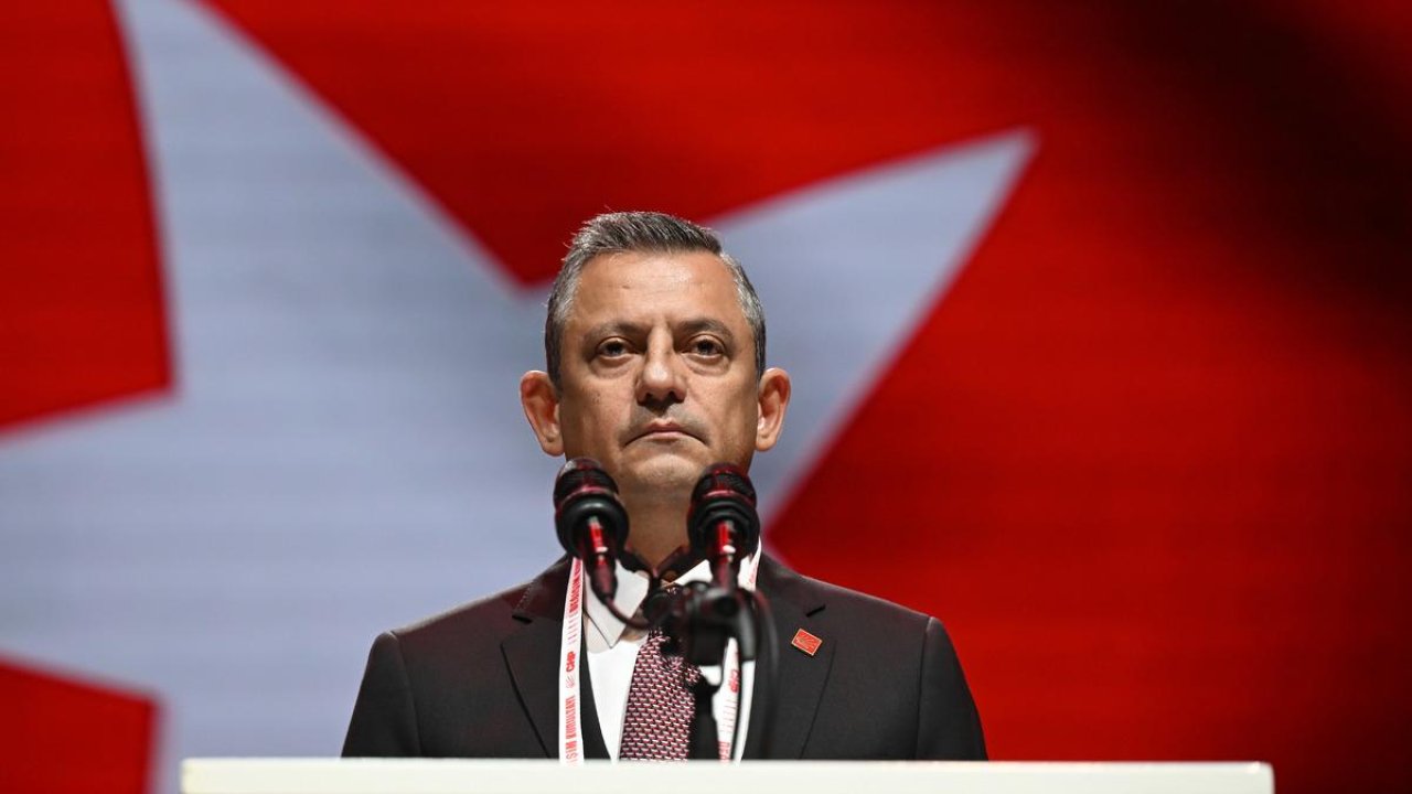 Özgür Özel: "Her şey onunla başladı, mücadele bitmeyecek!"