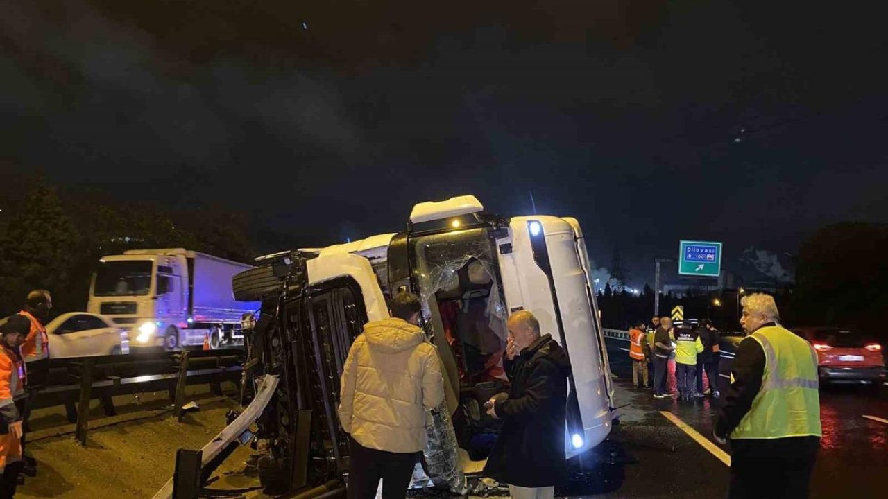TEM’de tır devrildi, kasadaki granül yola saçıldı: 1 yaralı