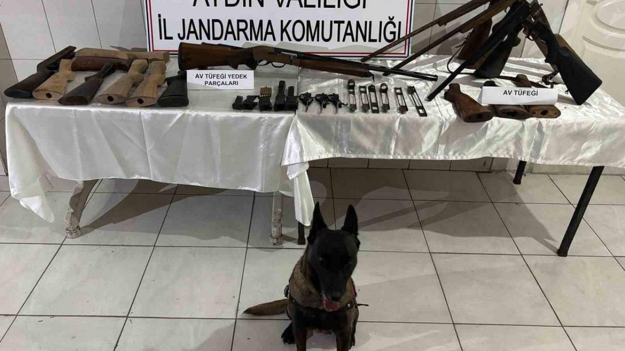 Yaptığı silahlara müşteri ararken yakalandı
