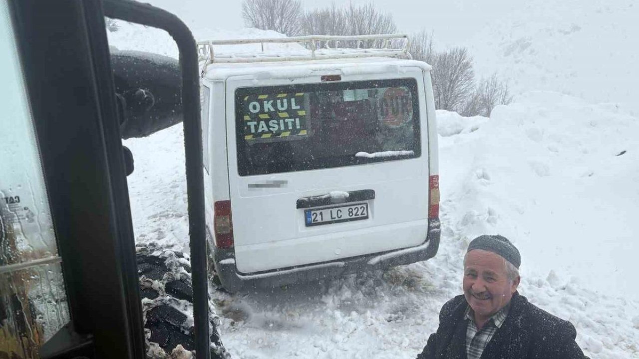 Karda mahsur kalan öğrencilerin minibüsü kurtarıldı