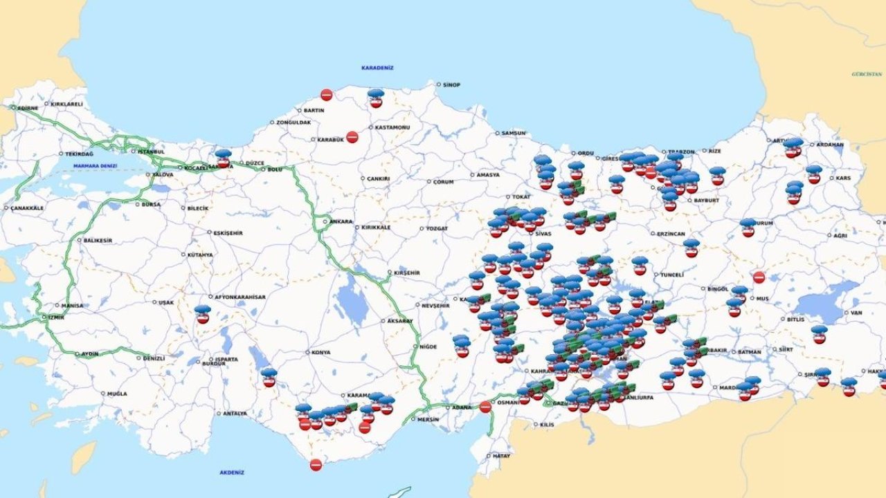 Kuvvetli kar yağışı ülkenin doğusunda ulaşımı felç etti