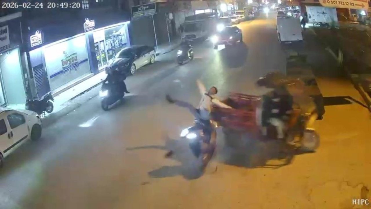 Adana'da iki motosiklet çarpıştı: Kaza anı kamerada