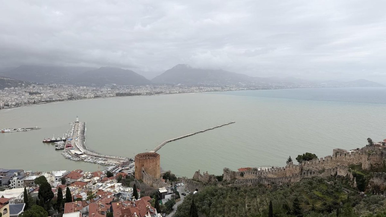 Alanya'da sağanak sonrası denizin rengi değişti