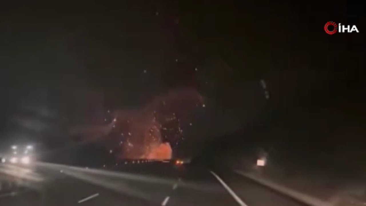 Balıkesir'de F-16 savaş uçağının düşme anı! Araç kamerasına yansıdı: "Şimşek mi çaktı?"