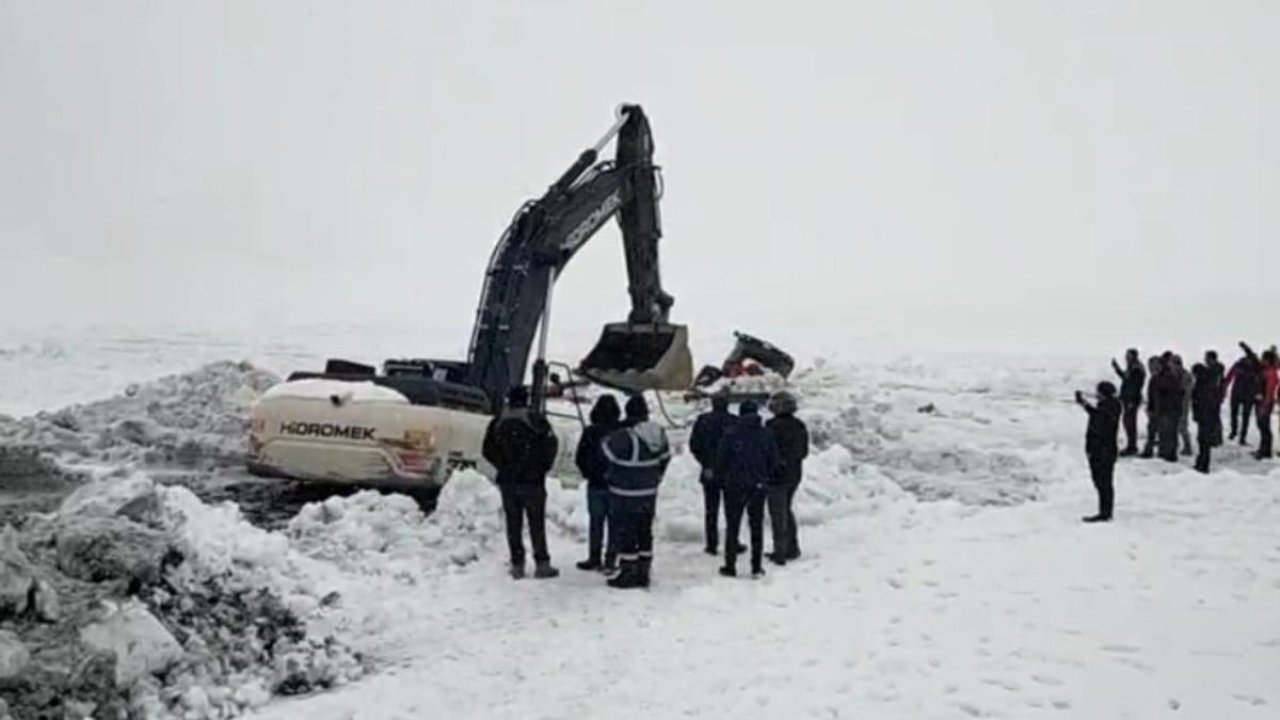Çıldır Gölü'ne gömülen iş makinası çıkarıldı