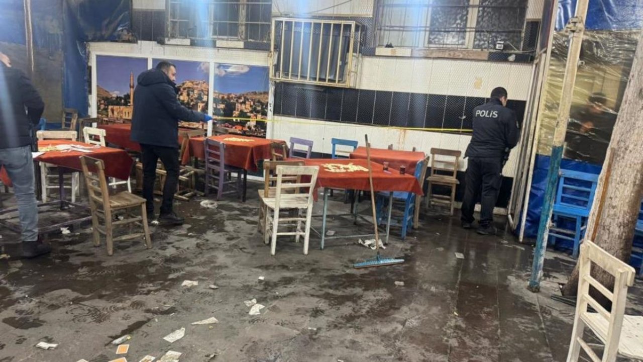 Kıraathanede bıçaklı saldırıya uğrayan amca ve yeğeni yaralandı