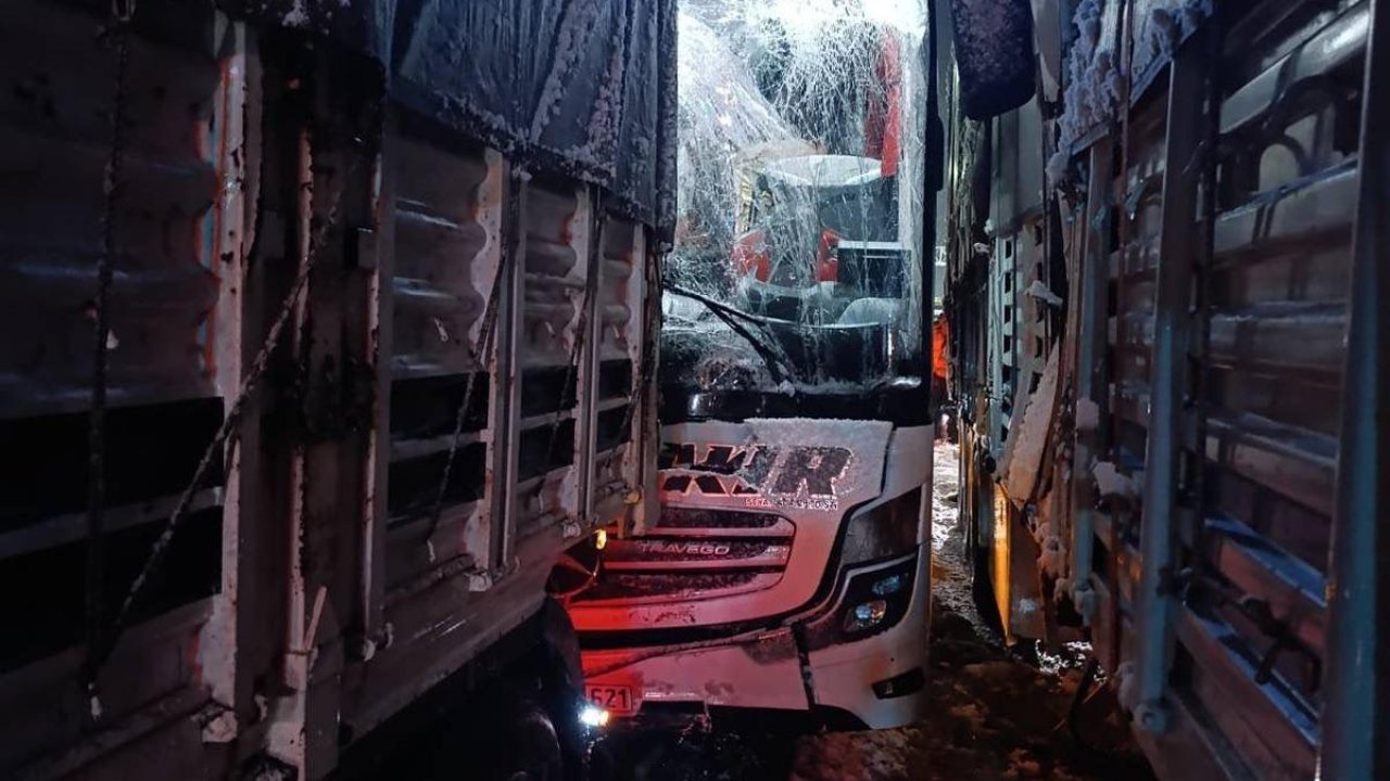 Bitlis'te tıra çarpan otobüsteki 8 kişi yaralandı