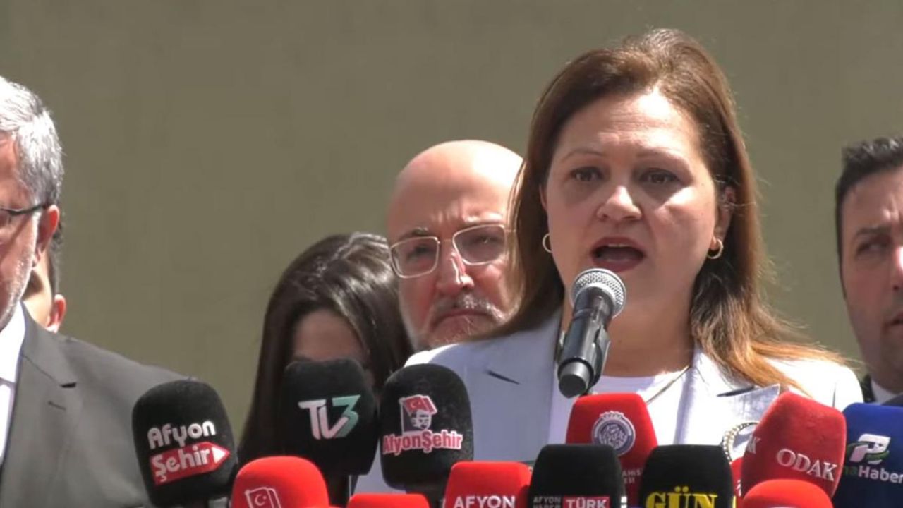 AK Parti'ye geçti, belediye önünde halka seslendi: "Yeni bir dönem başlattım"