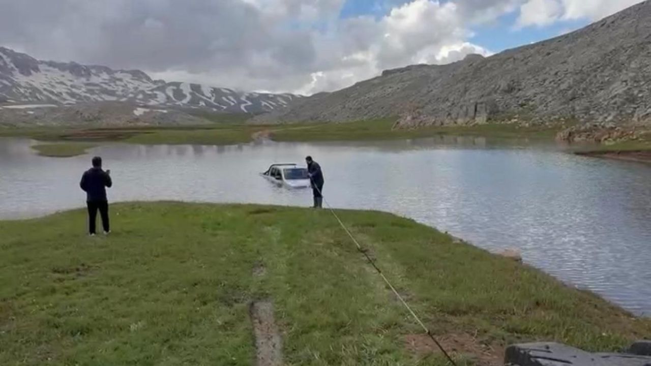 Göletten geçmek isterken aracıyla mahsur  kaldı, yardımına arkadaşları yetişti