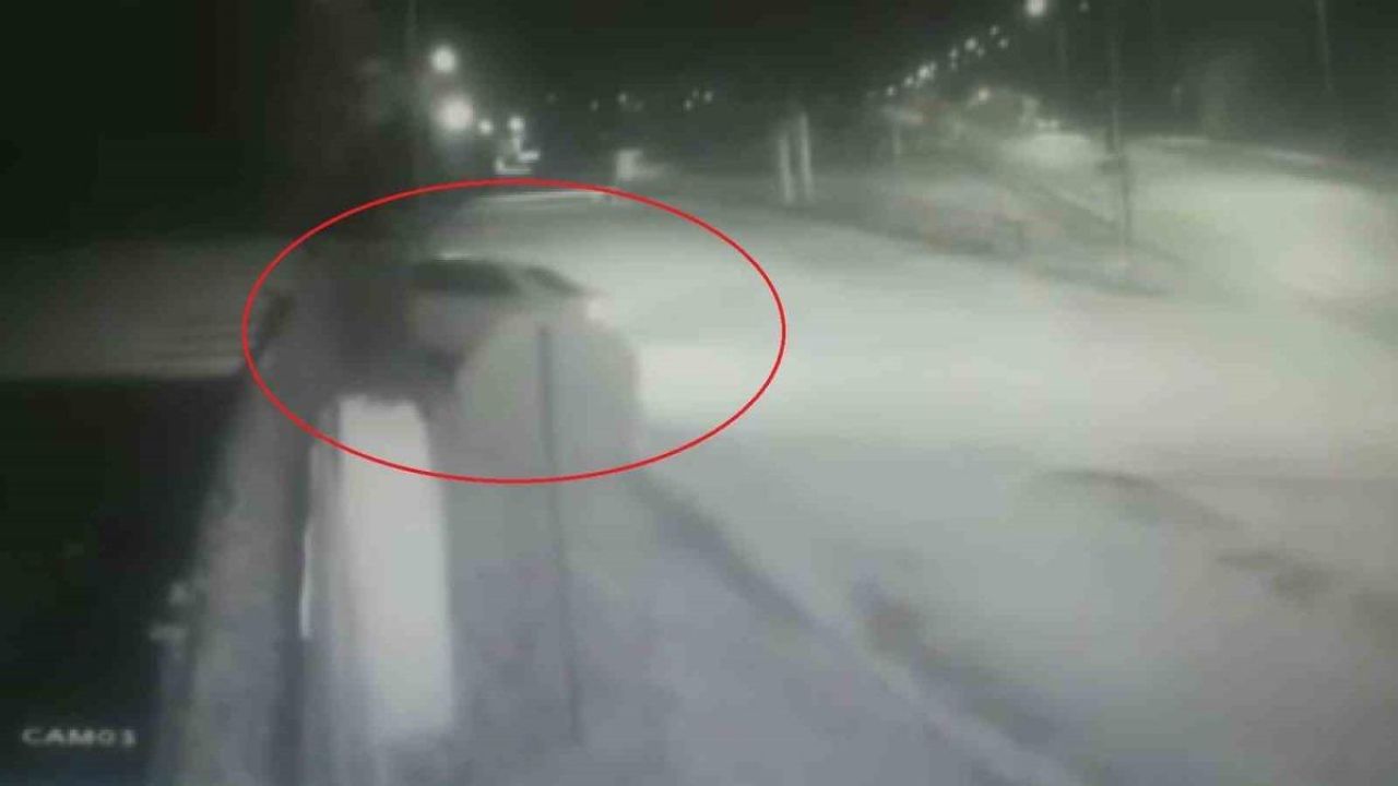 Otomobil bahçe duvarına çarptı: O anlar kamerada