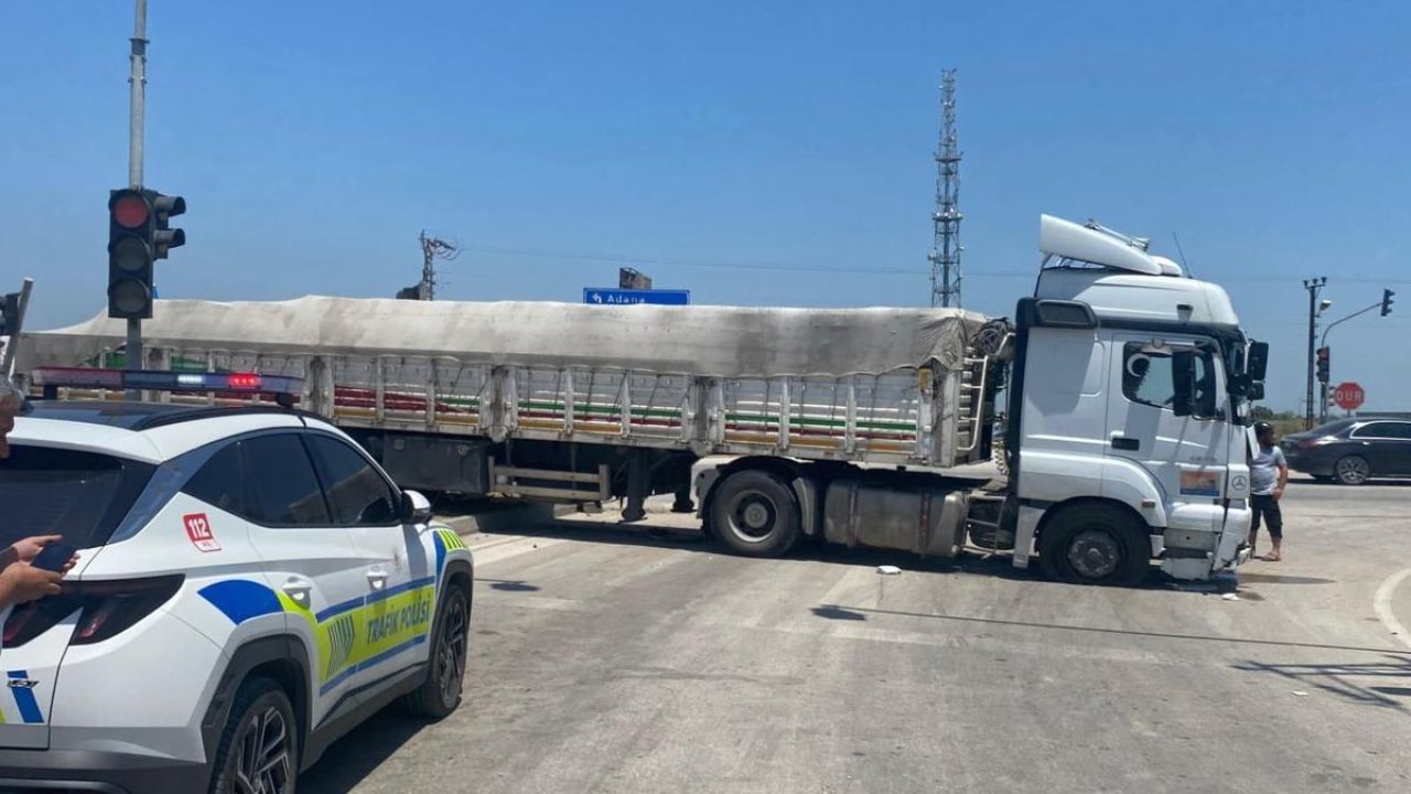 Adana'da tırın iki otomobile çarpması sonucu 5 kişi yaralandı