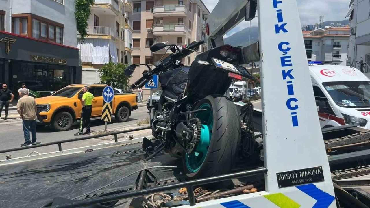 Alanya’da motosiklet ile otomobil çarpıştı: 1 yaralı
