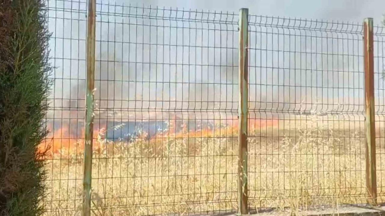 Anız yangını okula sıçramadan söndürüldü