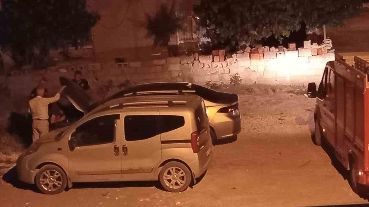 Araç motoruna giren kedi kurtarıldı