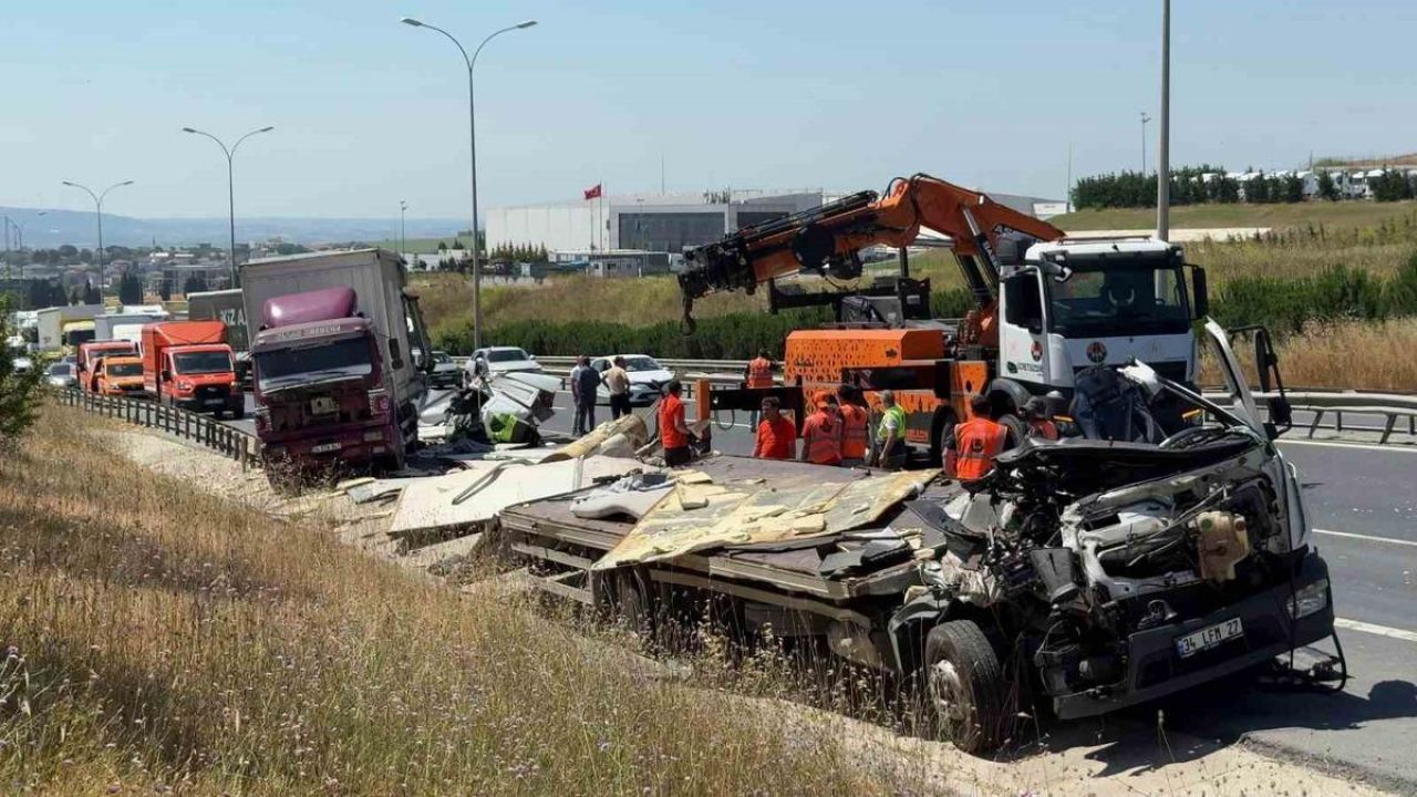 Büyükçekmece’de 4 aracın karıştığı zincirleme kaza