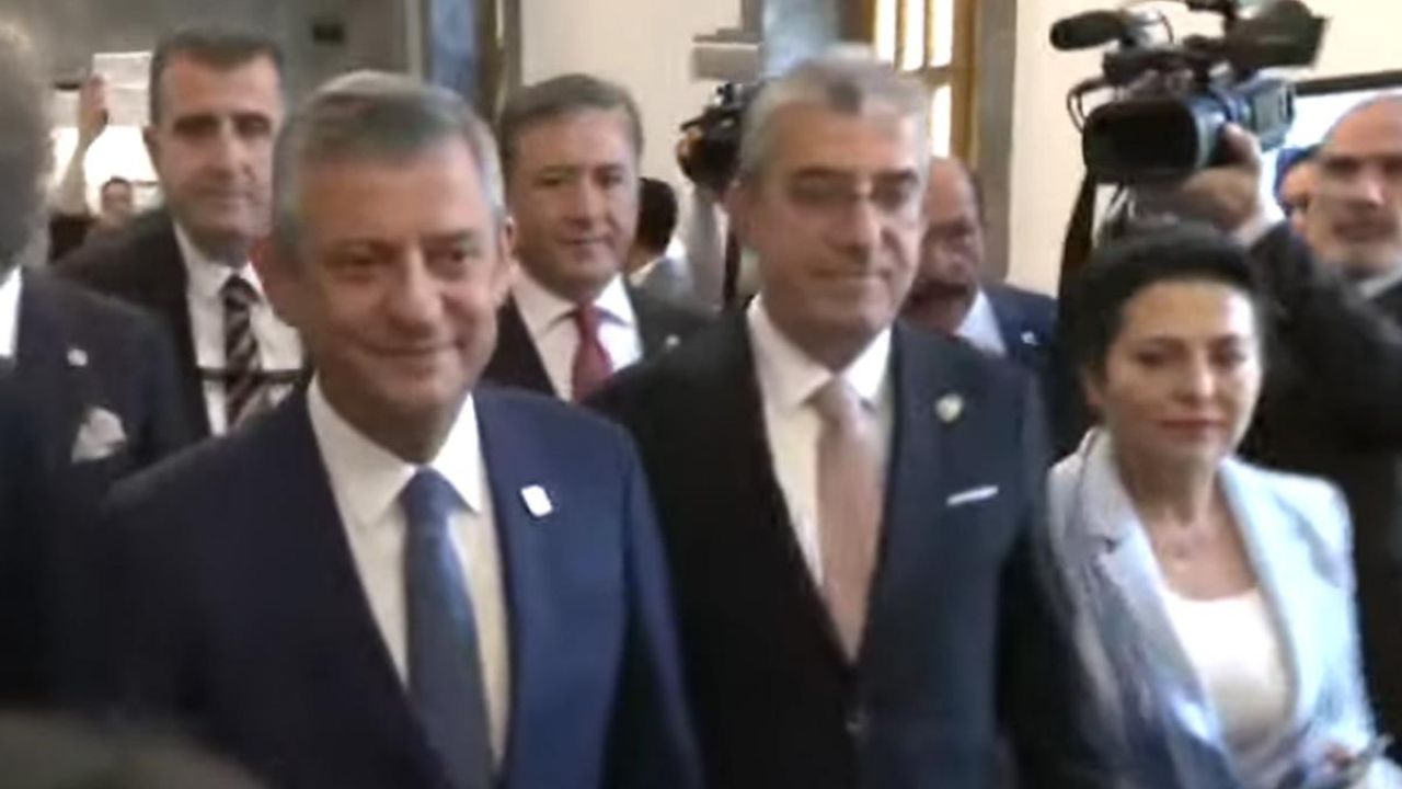 CHP'de tartışma konusu olan grup toplantısı başladı! Özgür Özel konuşuyor