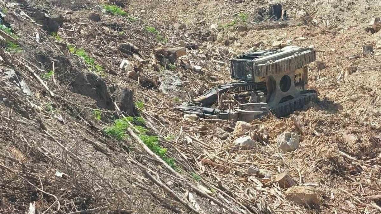 Devrilen iş makinesinin altında kalan operatör hayatını kaybetti