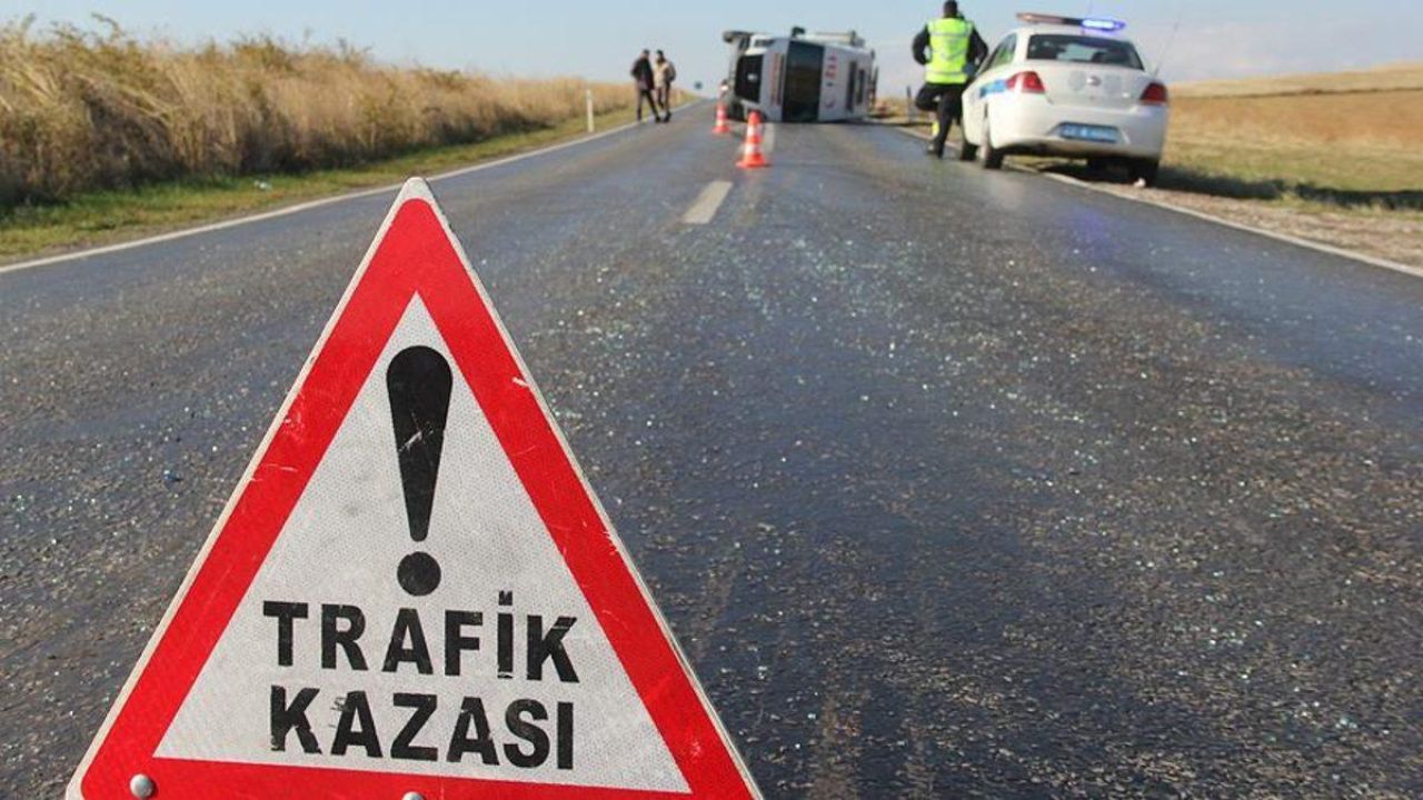 Elazığ'da şarampole devrilen otomobildeki 3 kişi yaralandı