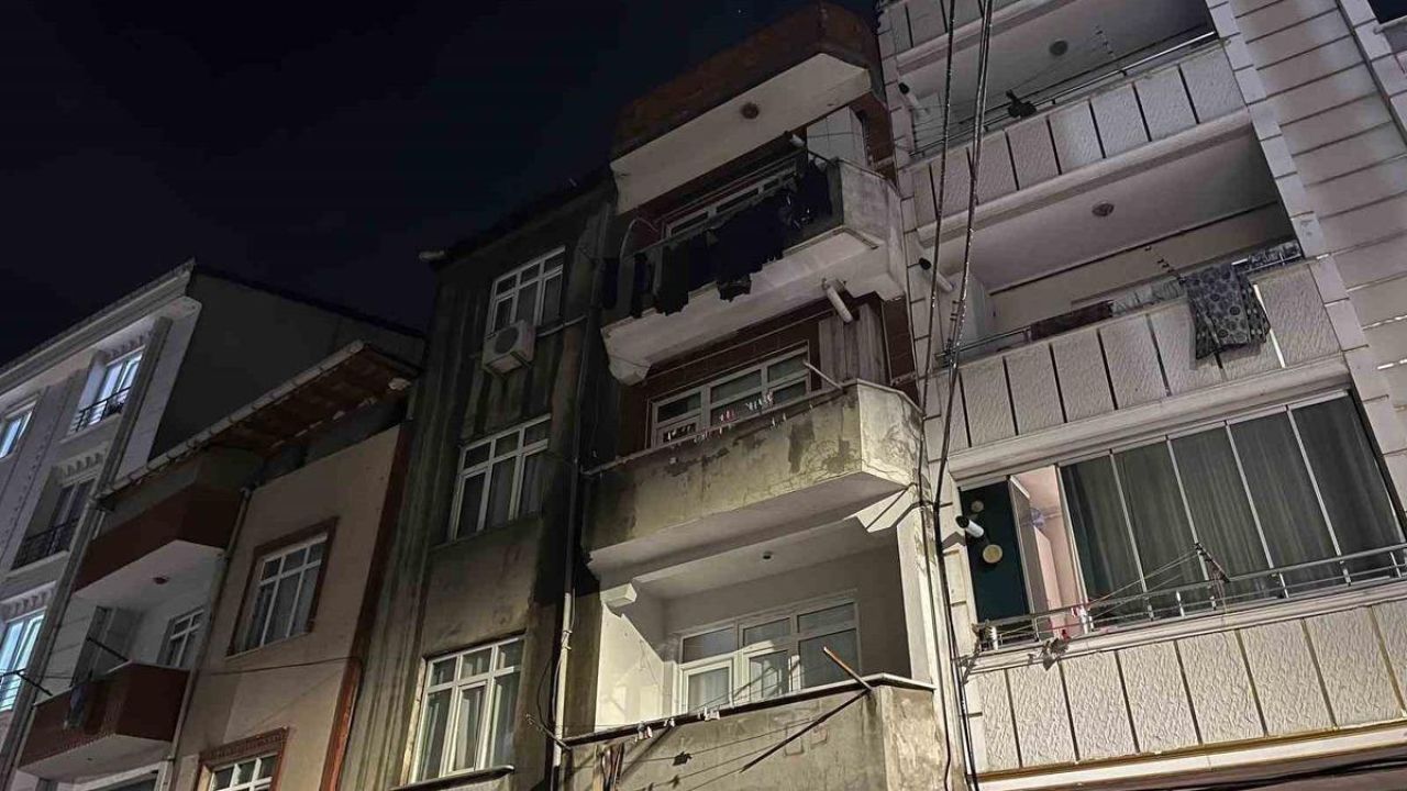 Esenyurt’ta 3 katlı binanın çatısı alev alev yandı