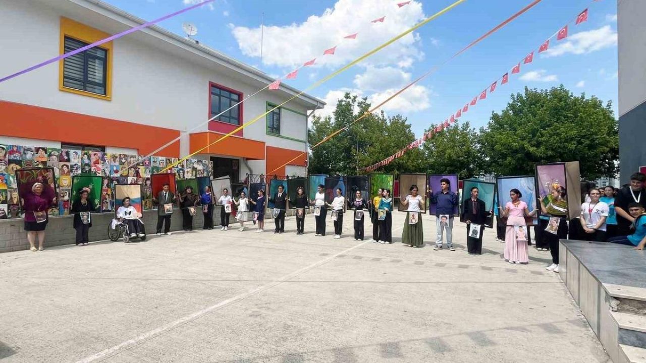 Frida Kahlo’nun eserleri, Bursa’da canlı tabloya dönüştü
