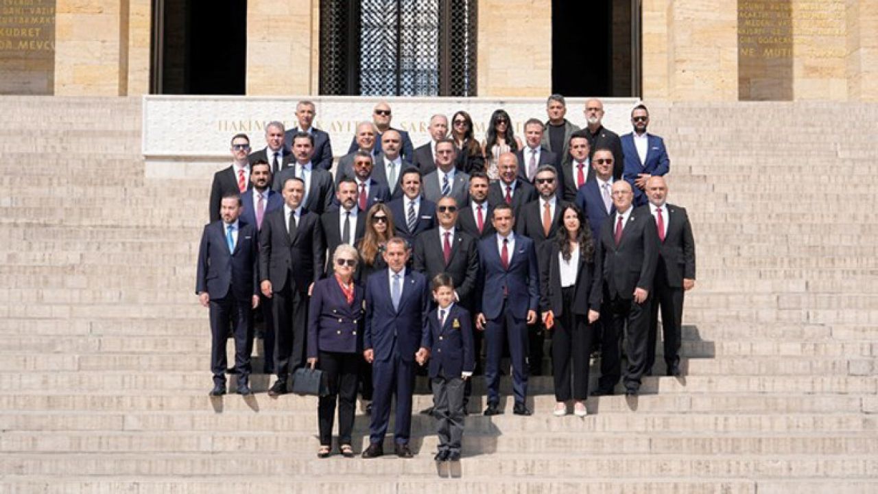 Galatasaray Başkanı Dursun Özbek, Anıtkabir’i ziyaret etti