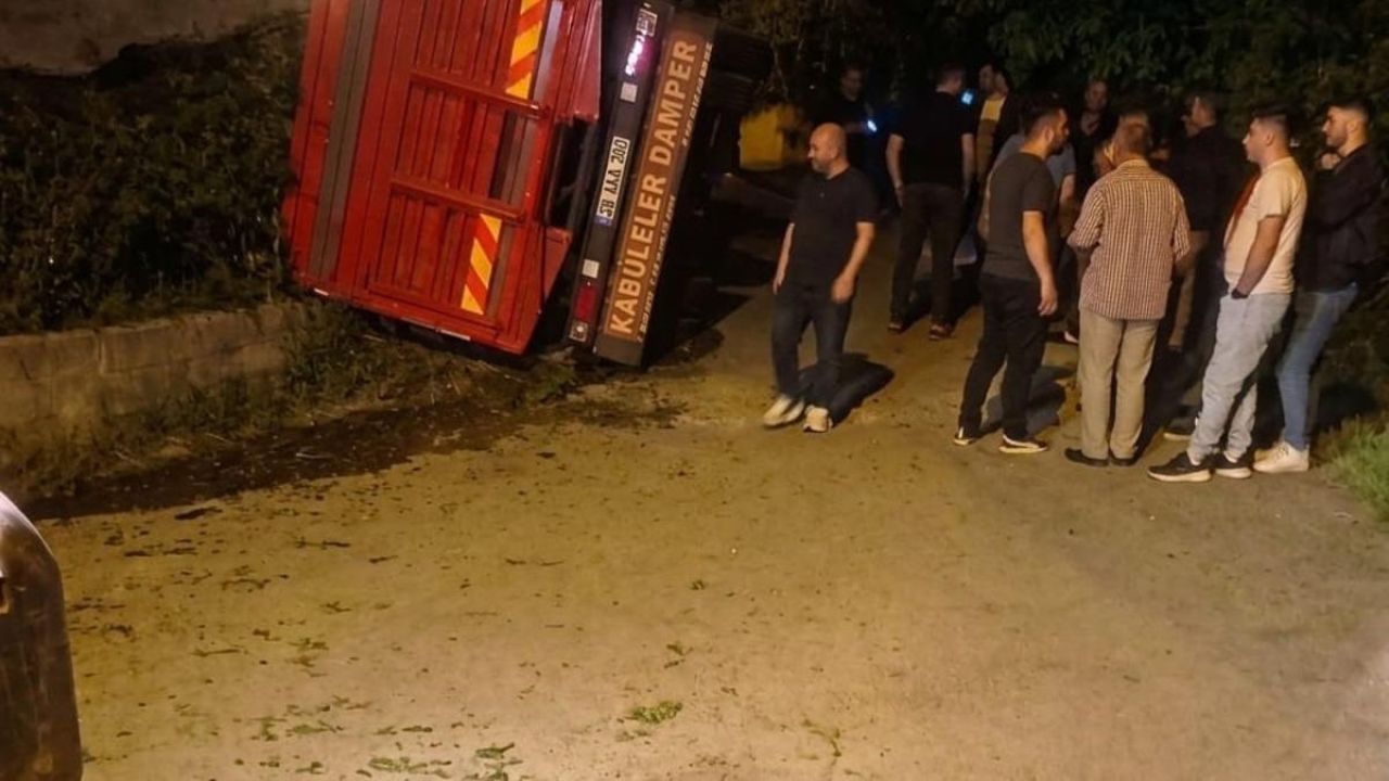 Giresun’da yaş çay yüklü kamyon devrildi