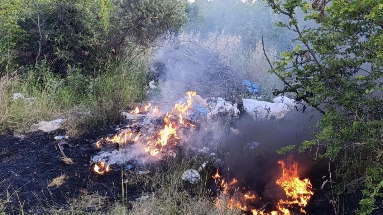 Gönen’de otluk ve çalılık alan yangını büyümeden söndürüldü