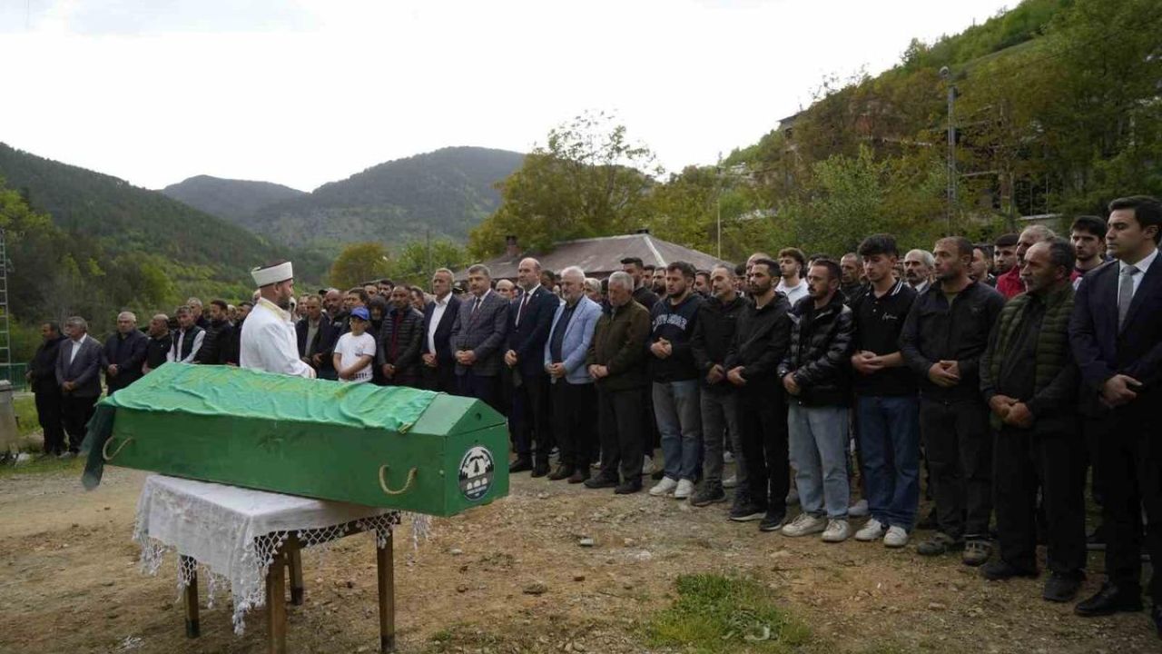 Gümüşhane’de öldürülen genç kadın son yolculuğuna uğurlandı