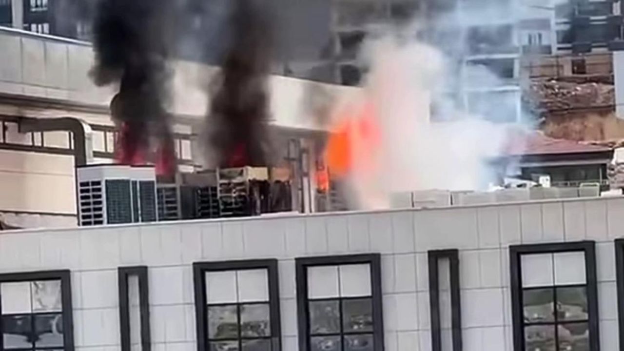 İnşaatı devam eden hükümet konağı çatısında korkutan yangın