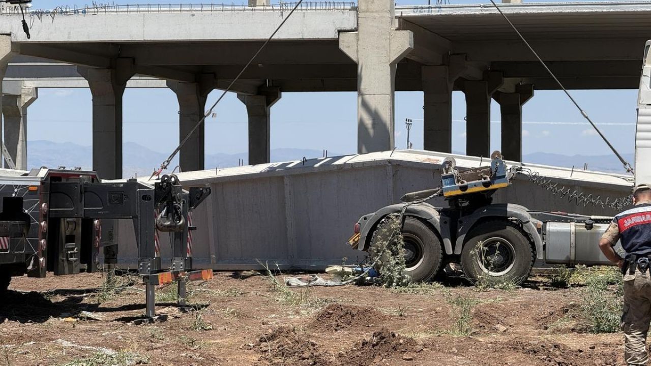 İşçiler 15 tonluk beton blok altında kaldı: 1 ölü, 1 yaralı