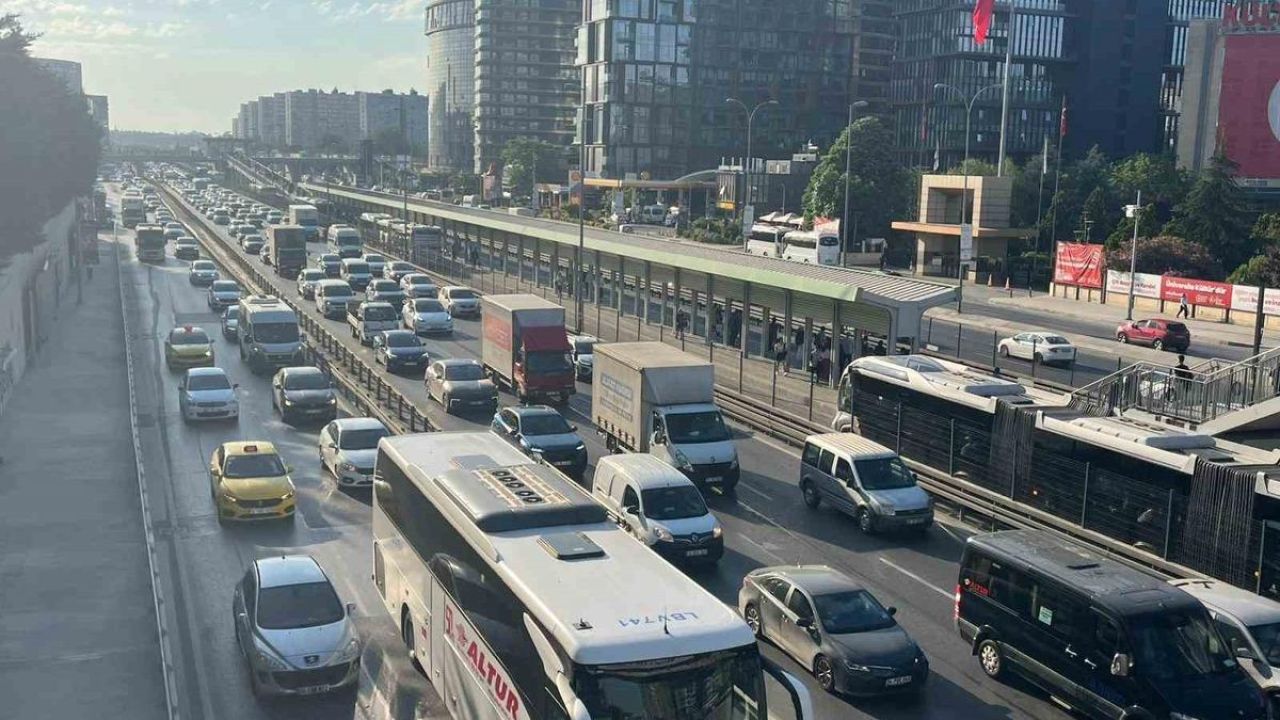 İstanbul’da bayram tatili sonrası sabah saatlerinde trafik yoğunluğu oluştu