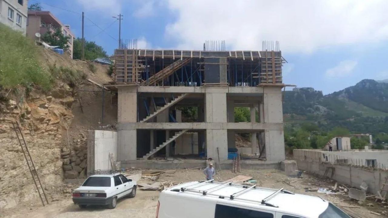 Kahramanmaraş’ta inşaattan düşen işçi ağır yaralandı