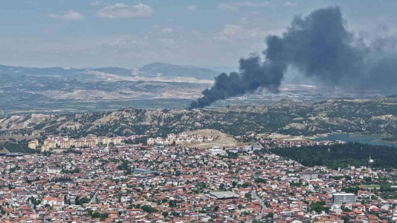 Kauçuk deposunda korkutan yangın
