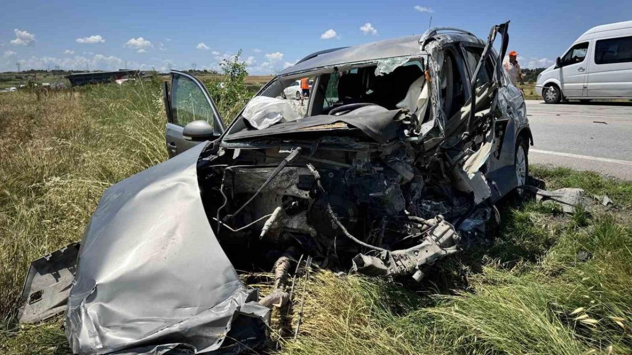 Kazada hurdaya dönen otomobilin sürücüsü hayatını kaybetti