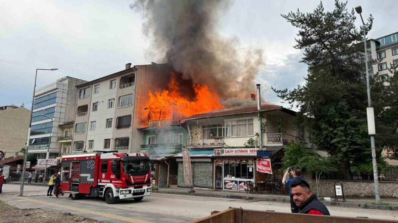 Kızılcahamam'da bina çatısında yangın çıktı