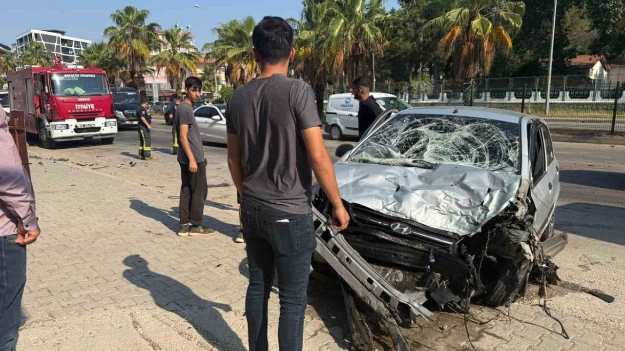 Kontrolden çıkan otomobil refüjdeki bariyerlere çarptı: 1 yaralı