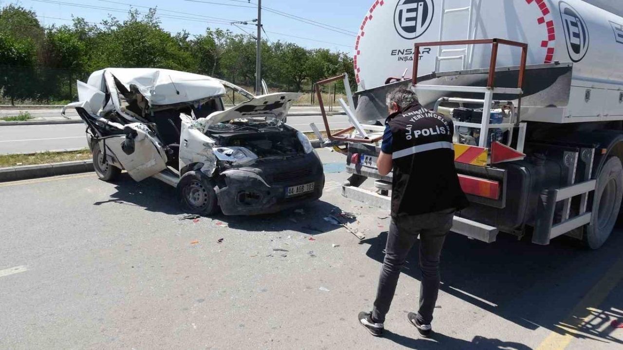 Malatya’da su tankerine çarpan aracın sürücüsü ağır yaralandı