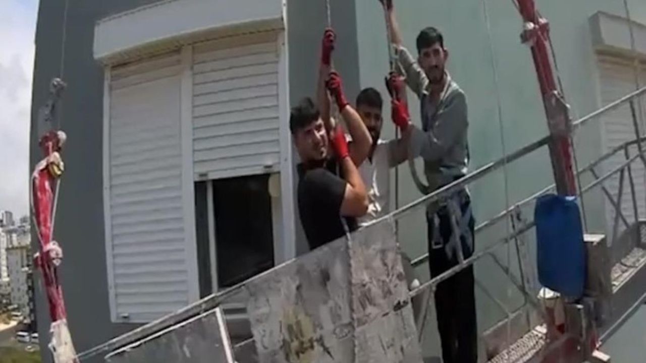Mersin'de 3 işçi iskelede mahsur kaldı: Ekipler kurtardı