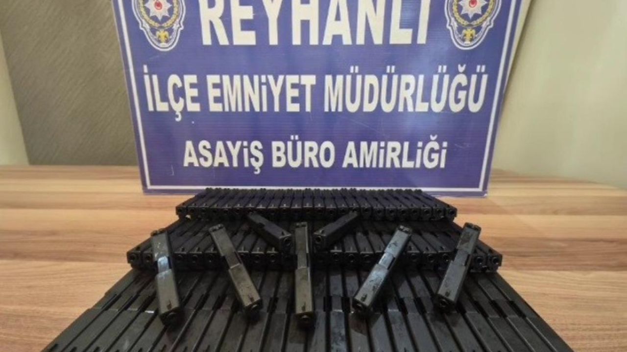 Otomobilin bagajındaki zuladan onlarca silah parçası çıktı